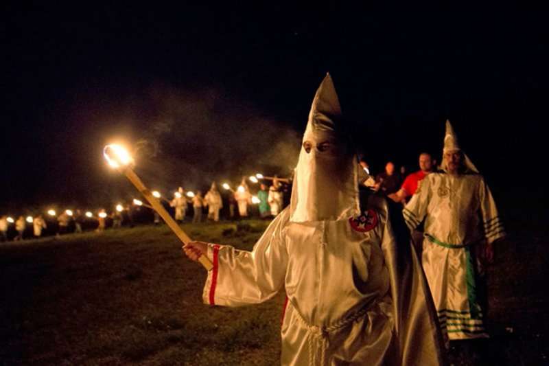Miembros del Ku Kux Klan participan en un desfile en Cedartown, Georgia. Foto: AP / John Bazemore 