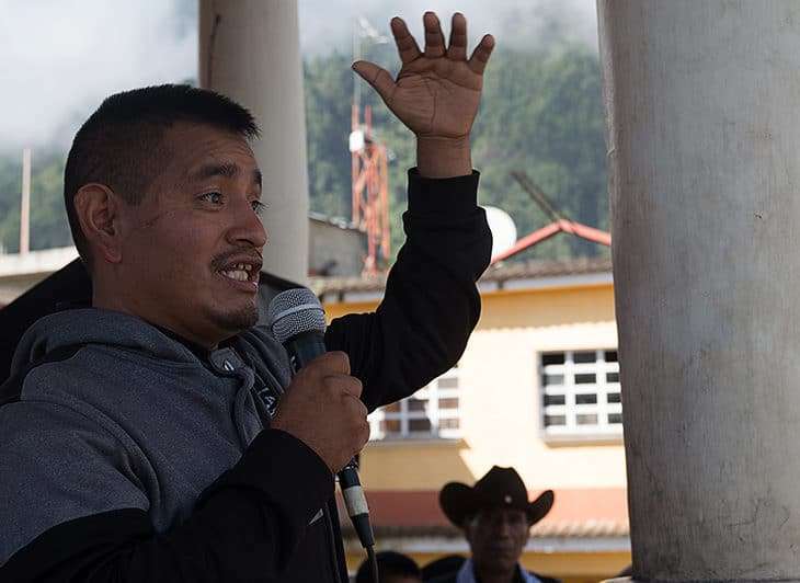 Julio Gómez, Maya Chuj Coordinador del Gobierno Ancestral Plurinacional local, dirigiéndose a miles de personas en el Parque Central de San Mateo Ixtatán, Huehuetenango.