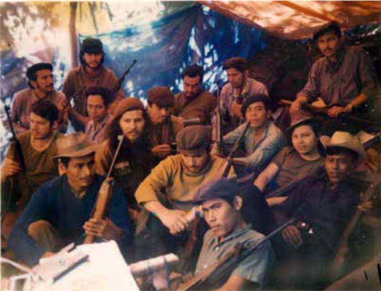 Imagen 1: Combatientes y jefes del EGP, entre ellos Ricardo Ramírez, César Montes, Antonio Fernández Izaguirre, Guillermo Cruz, Celso Morales y Mario Payeras. Montañas del Quiché, Guatemala, 1974.