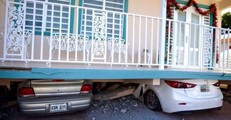 Una vivienda cayó sobre vehículos estacionados después de un terremoto registrado en Guánica, Puerto Rico, el lunes 6 de enero de 2020.