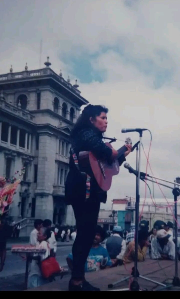Lorena Medina canta después de una marcha popular. Foto de Rolando Alexis Herrera Alquijay
