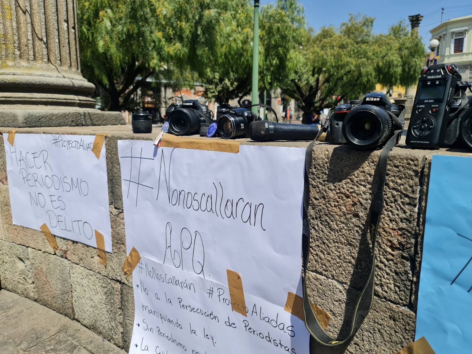 En la ciudad de Quetzaltenango también se realizó una protesta de periodistas que utilizaron sus cámaras, microfonos y grabadoras digitales como simbolos de la manifestación en contra de la intimidación contra los y las comunicadoras. Foto de Shirlie Rodríguez