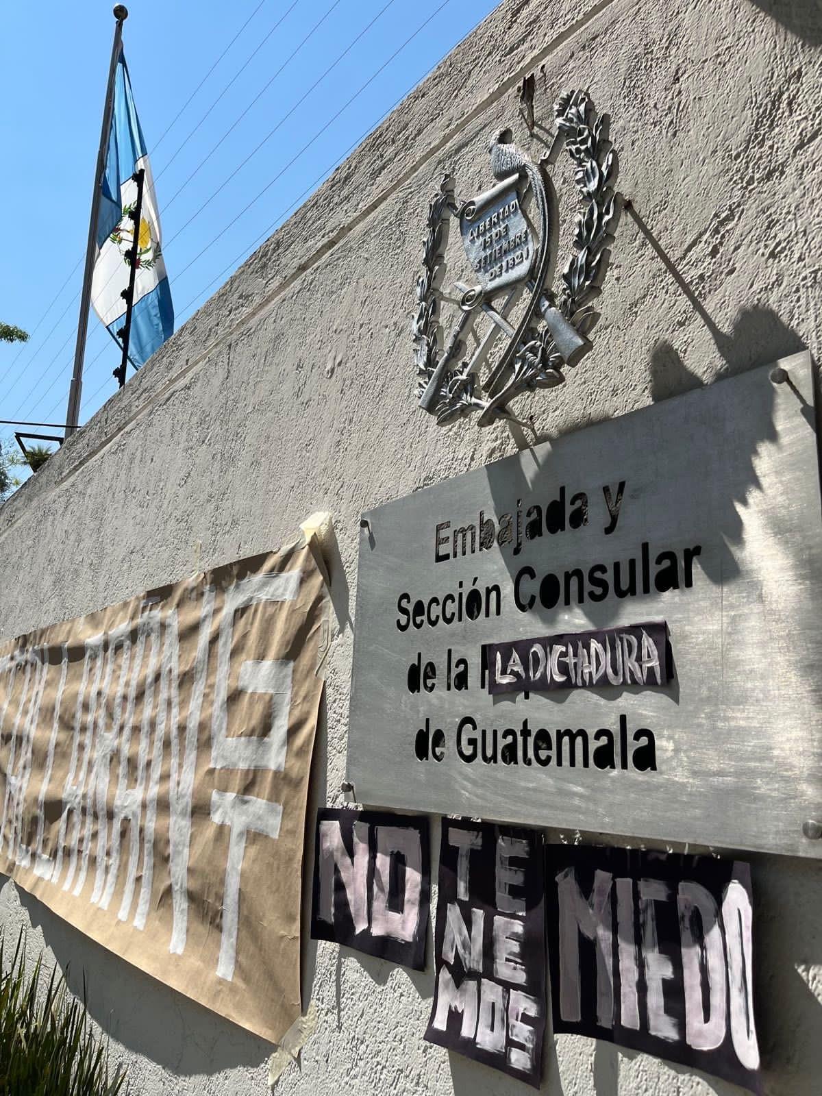 Desde la ciudad de México se informó que periodistas y activistas de Guatemala y México hicieron una acción de protesta frente a la embajada guatemalteca en ese país; allí, se tachó la palabra República para escribir “Dictadura”. Foto: Cortesía