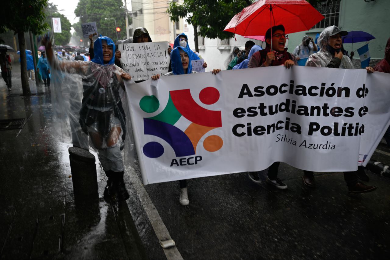 Universitarios marchan para exigir respeto del voto popular. Foto Prensa Comunitaria.