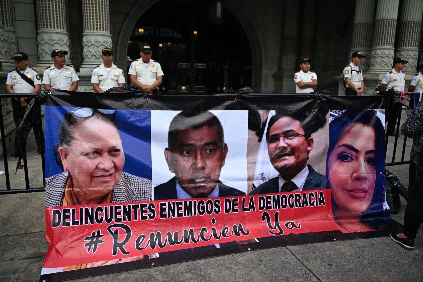 Guatemaltecos exigen la renuncia de fiscales del Ministerio Público.