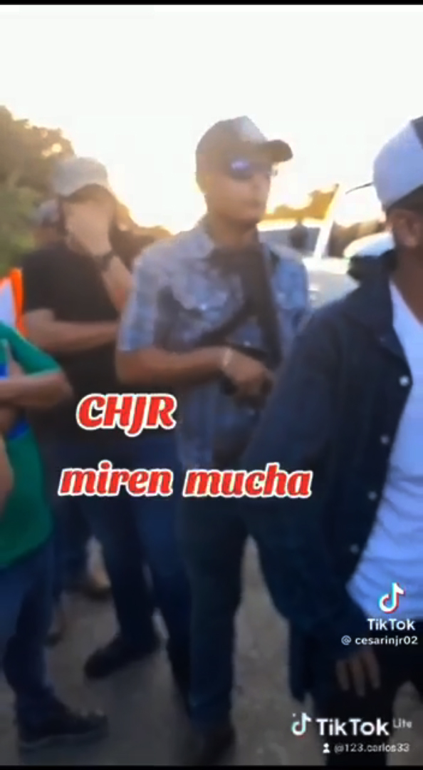 Grupo de hombres armados en Petén que desalojó y atacó a la ciudadanía el 12 de octubre. Foto cortesía