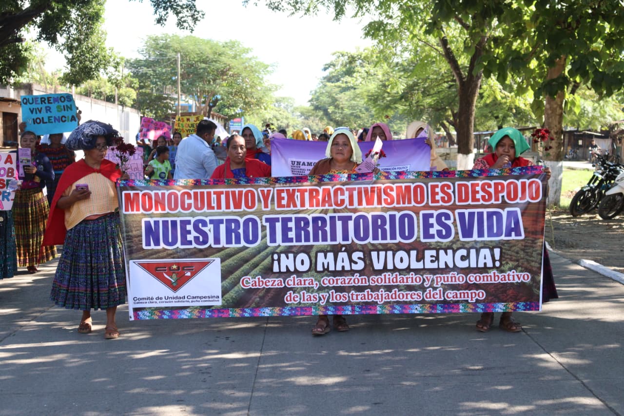 En una manta, las mujeres denuncian que son víctimas de despojo por parte de empresas. Foto Juan Bautista Xol