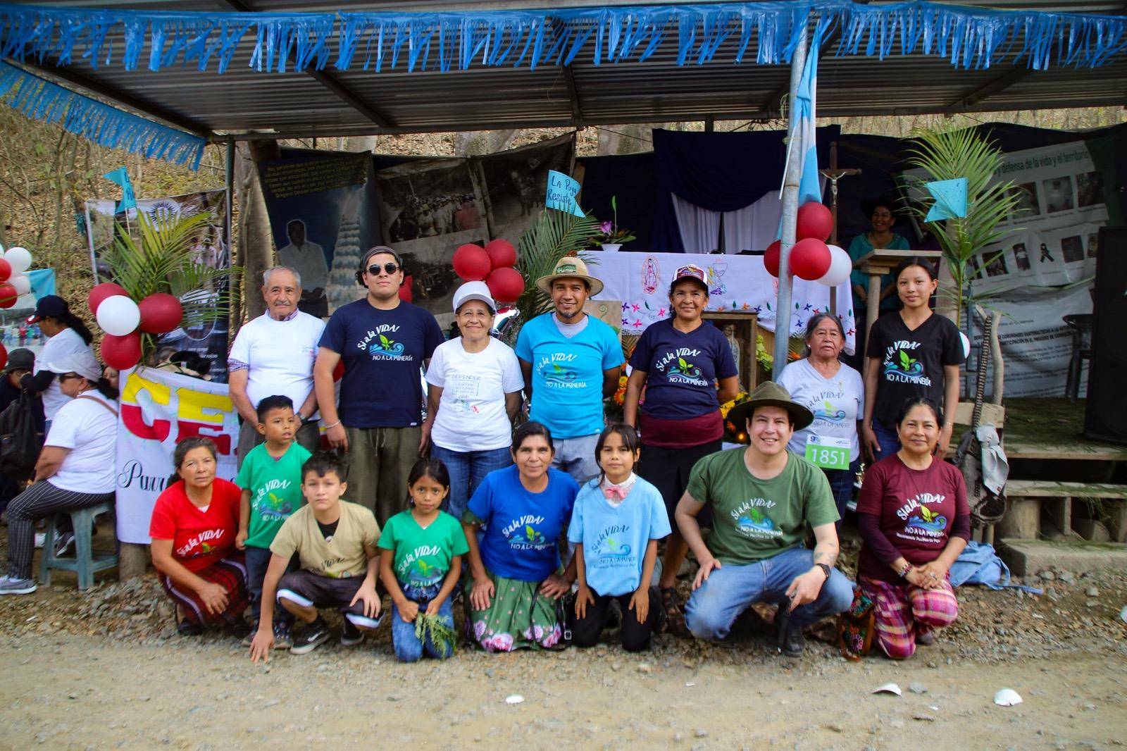 Derik Mazariegos. Las 14 playeras conmemorativas de la Resistencia Pacífica La Puya, una por cada año de lucha comunitaria contra la minería en el nororiente del departamento de Guatemala.