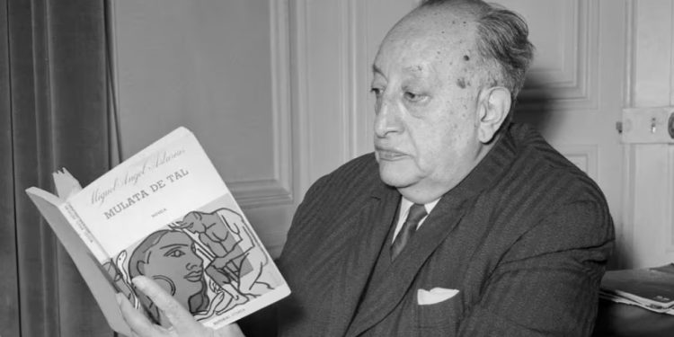 Miguel Ángel Asturias leyendo una de las copias de su libro “Mulata de Tal”. Foto de Infobae Miguel Ángel Asturias leyendo una de las copias de su libro “Mulata de Tal”. Foto de Infobae
